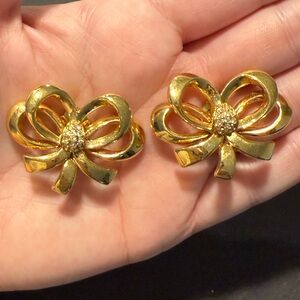 Vintage Avon Elizabeth Taylor WD White Diamond Bow Clip On Earrings